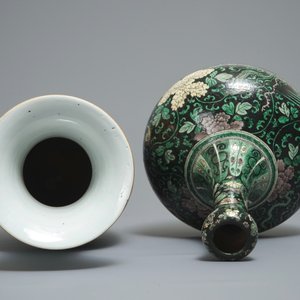 A Chinese famille noire garlic mouth vase and a famille rose vase with large figures, 19th C. — photo 6