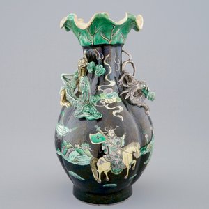 A Chinese famille noire lotus-shaped vase with applied dragons, 19th C. — photo 2