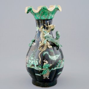 A Chinese famille noire lotus-shaped vase with applied dragons, 19th C. — photo 3