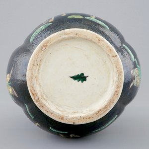A Chinese famille noire lotus-shaped vase with applied dragons, 19th C. — photo 6