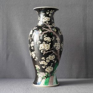 A Chinese famille noire 'magpie and prunus' vase, Kangxi — 照片 11