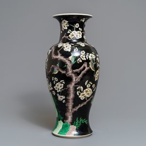 A Chinese famille noire 'magpie and prunus' vase, Kangxi — 照片 3