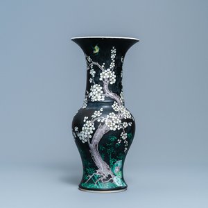 A Chinese famille noire 'magpie and prunus' yenyen vase, Kangxi — 照片 1