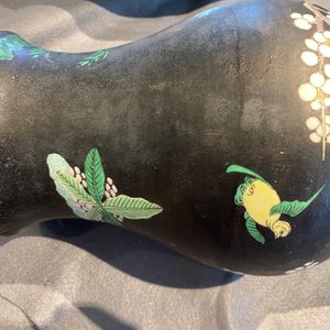 A Chinese famille noire 'magpie and prunus' yenyen vase, Kangxi — 照片 11