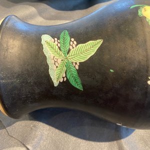 A Chinese famille noire 'magpie and prunus' yenyen vase, Kangxi — 照片 12