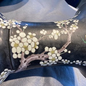 A Chinese famille noire 'magpie and prunus' yenyen vase, Kangxi — 照片 21