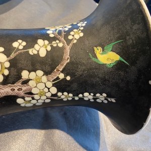 A Chinese famille noire 'magpie and prunus' yenyen vase, Kangxi — 照片 22
