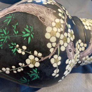 A Chinese famille noire 'magpie and prunus' yenyen vase, Kangxi — 照片 24