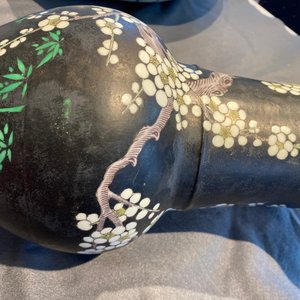 A Chinese famille noire 'magpie and prunus' yenyen vase, Kangxi — 照片 28