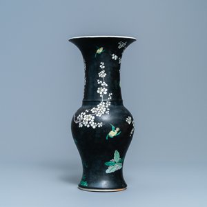 A Chinese famille noire 'magpie and prunus' yenyen vase, Kangxi — 照片 3