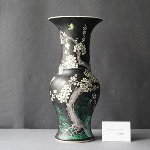 A Chinese famille noire 'magpie and prunus' yenyen vase, Kangxi — 照片 38