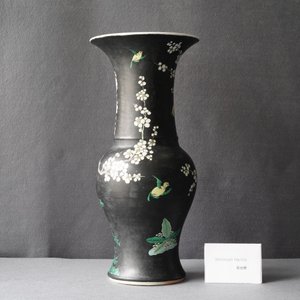A Chinese famille noire 'magpie and prunus' yenyen vase, Kangxi — 照片 39
