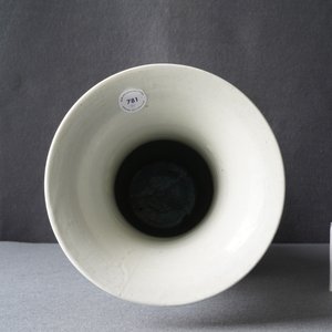 A Chinese famille noire 'magpie and prunus' yenyen vase, Kangxi — 照片 40