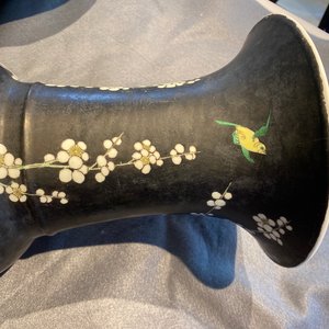 A Chinese famille noire 'magpie and prunus' yenyen vase, Kangxi — 照片 9
