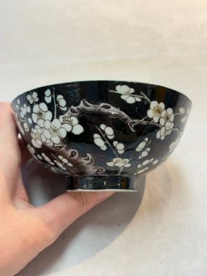 A Chinese famille noire 'plum blossoms' bowl, Jiangxi Ciye Gongsi 江西瓷業公司 mark, 20th C. — photo 1