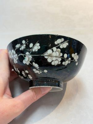 A Chinese famille noire 'plum blossoms' bowl, Jiangxi Ciye Gongsi 江西瓷業公司 mark, 20th C. — photo 2