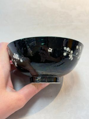 A Chinese famille noire 'plum blossoms' bowl, Jiangxi Ciye Gongsi 江西瓷業公司 mark, 20th C. — photo 3