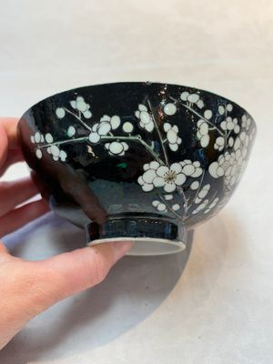 A Chinese famille noire 'plum blossoms' bowl, Jiangxi Ciye Gongsi 江西瓷業公司 mark, 20th C. — photo 4