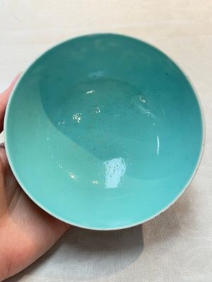 A Chinese famille noire 'plum blossoms' bowl, Jiangxi Ciye Gongsi 江西瓷業公司 mark, 20th C. — photo 5