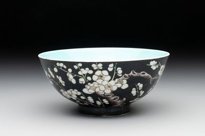 A Chinese famille noire 'plum blossoms' bowl, Jiangxi Ciye Gongsi 江西瓷業公司 mark, 20th C.