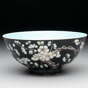 A Chinese famille noire 'plum blossoms' bowl, Jiangxi Ciye Gongsi 江西瓷業公司 mark, 20th C. — photo 1