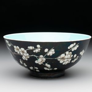 A Chinese famille noire 'plum blossoms' bowl, Jiangxi Ciye Gongsi 江西瓷業公司 mark, 20th C. — photo 2