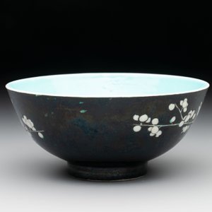 A Chinese famille noire 'plum blossoms' bowl, Jiangxi Ciye Gongsi 江西瓷業公司 mark, 20th C. — photo 3