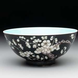 A Chinese famille noire 'plum blossoms' bowl, Jiangxi Ciye Gongsi 江西瓷業公司 mark, 20th C. — photo 4