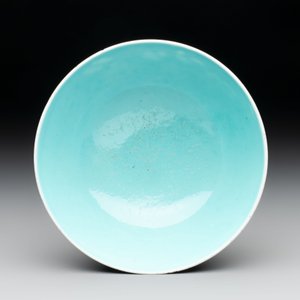 A Chinese famille noire 'plum blossoms' bowl, Jiangxi Ciye Gongsi 江西瓷業公司 mark, 20th C. — photo 5