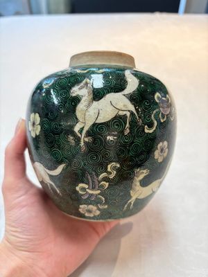 A Chinese famille noire 'prunus blossom' jar and a famille verte 'flying horses' jar, 19th C. — photo 1