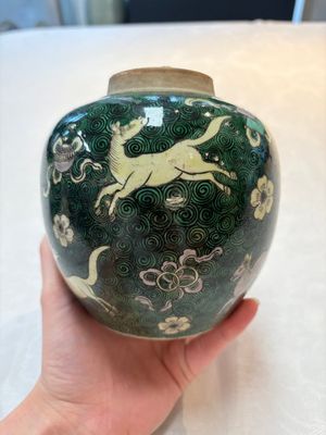 A Chinese famille noire 'prunus blossom' jar and a famille verte 'flying horses' jar, 19th C. — photo 2
