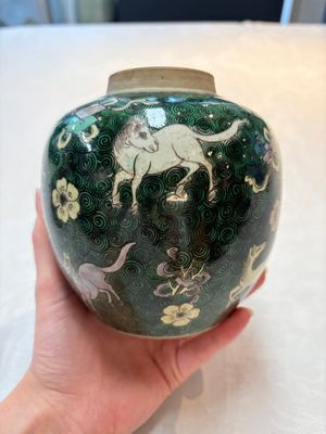 A Chinese famille noire 'prunus blossom' jar and a famille verte 'flying horses' jar, 19th C. — photo 3