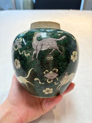 A Chinese famille noire 'prunus blossom' jar and a famille verte 'flying horses' jar, 19th C. — photo 4