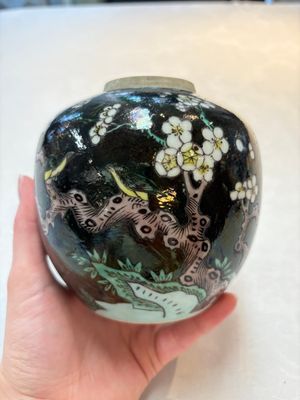 A Chinese famille noire 'prunus blossom' jar and a famille verte 'flying horses' jar, 19th C. — photo 7