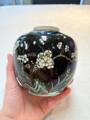 A Chinese famille noire 'prunus blossom' jar and a famille verte 'flying horses' jar, 19th C. — photo 8