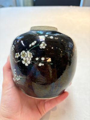 A Chinese famille noire 'prunus blossom' jar and a famille verte 'flying horses' jar, 19th C. — photo 9