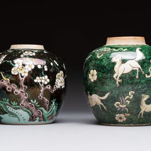 A Chinese famille noire 'prunus blossom' jar and a famille verte 'flying horses' jar, 19th C. — photo 1