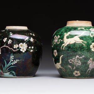 A Chinese famille noire 'prunus blossom' jar and a famille verte 'flying horses' jar, 19th C. — photo 2