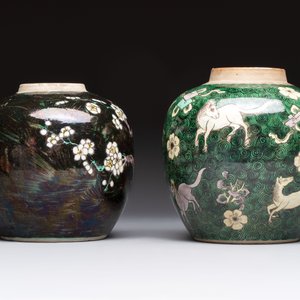 A Chinese famille noire 'prunus blossom' jar and a famille verte 'flying horses' jar, 19th C. — photo 3