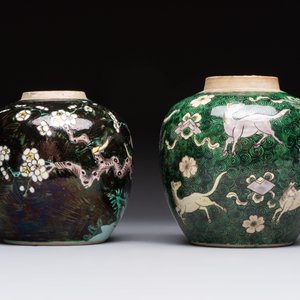A Chinese famille noire 'prunus blossom' jar and a famille verte 'flying horses' jar, 19th C. — photo 4