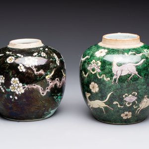 A Chinese famille noire 'prunus blossom' jar and a famille verte 'flying horses' jar, 19th C. — photo 5