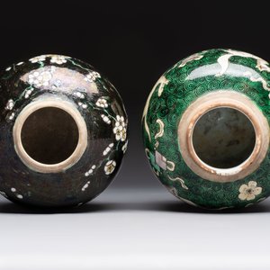 A Chinese famille noire 'prunus blossom' jar and a famille verte 'flying horses' jar, 19th C. — photo 6