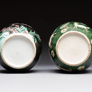 A Chinese famille noire 'prunus blossom' jar and a famille verte 'flying horses' jar, 19th C. — photo 7
