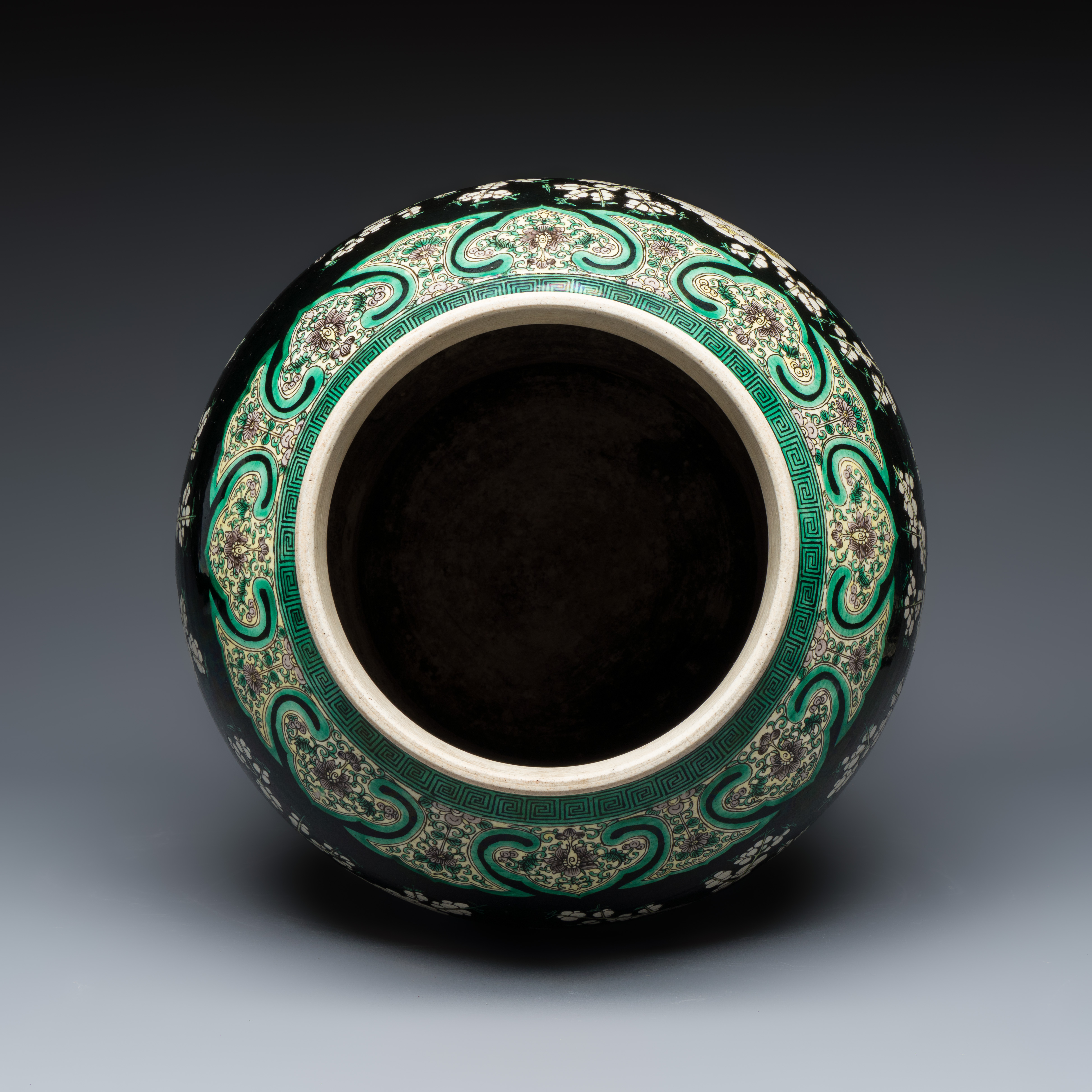 A Chinese famille noire 'Prunus' vase and cover — photo 6