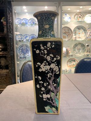 A Chinese famille noire square vase with floral design, Chenghua mark, 19th C. — photo 1