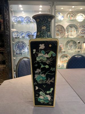 A Chinese famille noire square vase with floral design, Chenghua mark, 19th C. — photo 2
