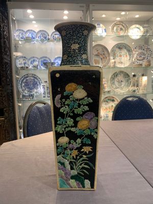 A Chinese famille noire square vase with floral design, Chenghua mark, 19th C. — photo 3