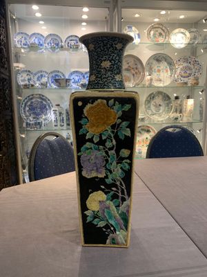 A Chinese famille noire square vase with floral design, Chenghua mark, 19th C. — photo 4