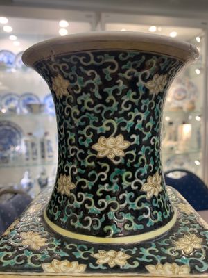 A Chinese famille noire square vase with floral design, Chenghua mark, 19th C. — photo 5