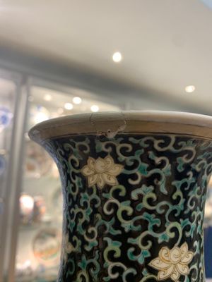 A Chinese famille noire square vase with floral design, Chenghua mark, 19th C. — photo 6